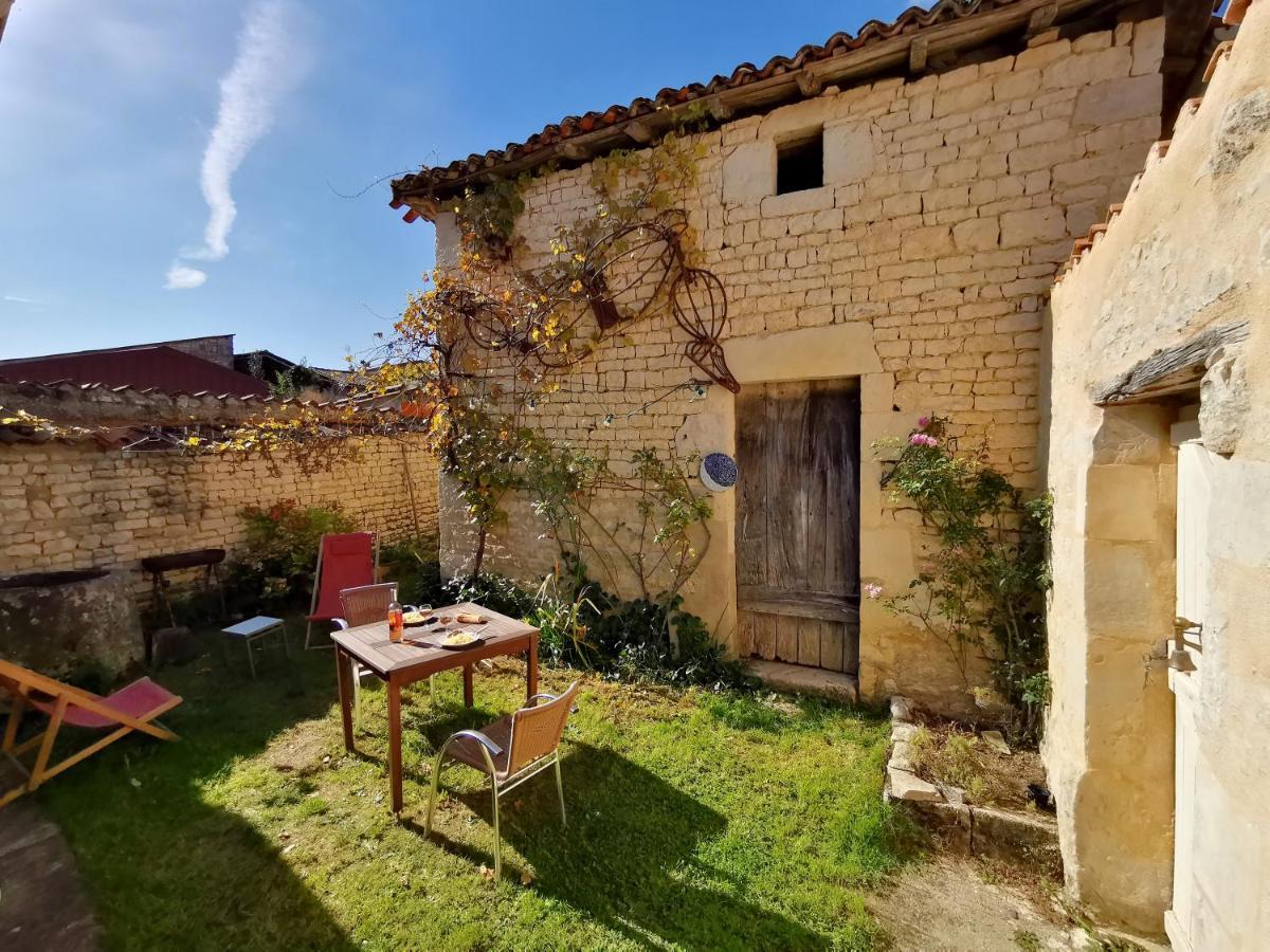 Vila La Maison De Thomas Saint-Amant-de-Boixe Exteriér fotografie