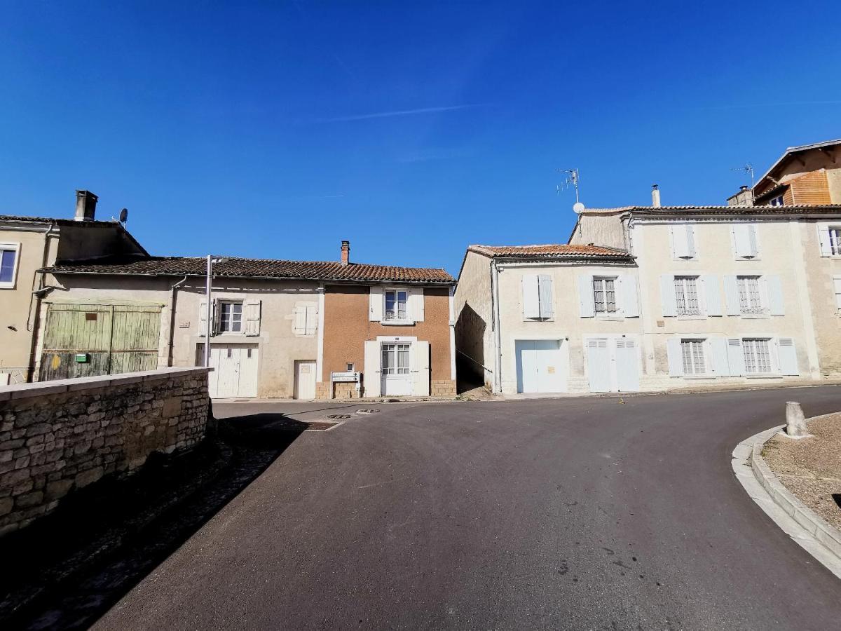 Vila La Maison De Thomas Saint-Amant-de-Boixe Exteriér fotografie