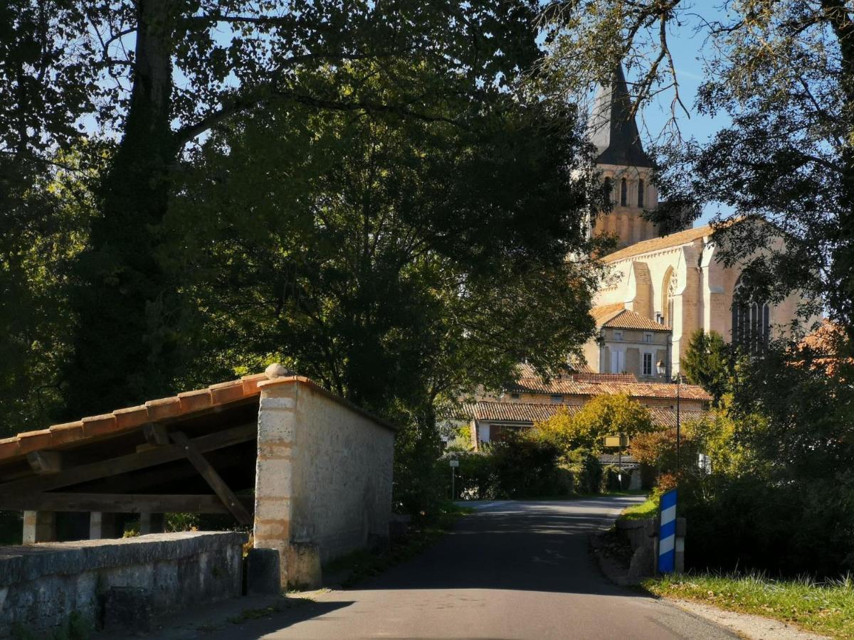 Vila La Maison De Thomas Saint-Amant-de-Boixe Exteriér fotografie